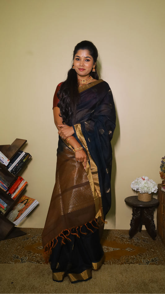 Exquisite silk cotton saree in bottle green and mud brown, handwoven with intricate designs - AVANTHIKA (20007009)