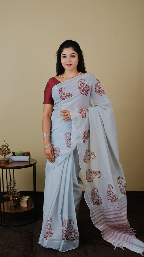 Handloom cotton in silver grey body with silver border and maroon mango motif with maroon stripe pallu - BOOMIKA (30011011)