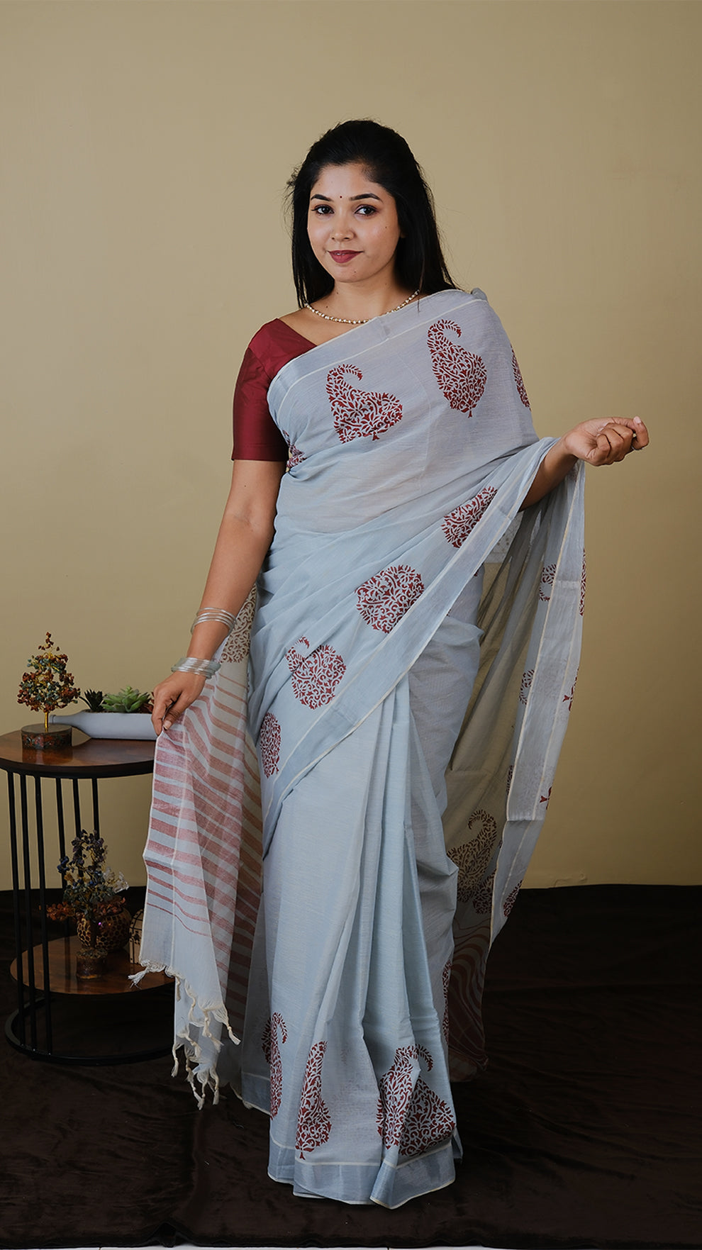 Handloom cotton in silver grey body with silver border and maroon mango motif with maroon stripe pallu - BOOMIKA (30011011)
