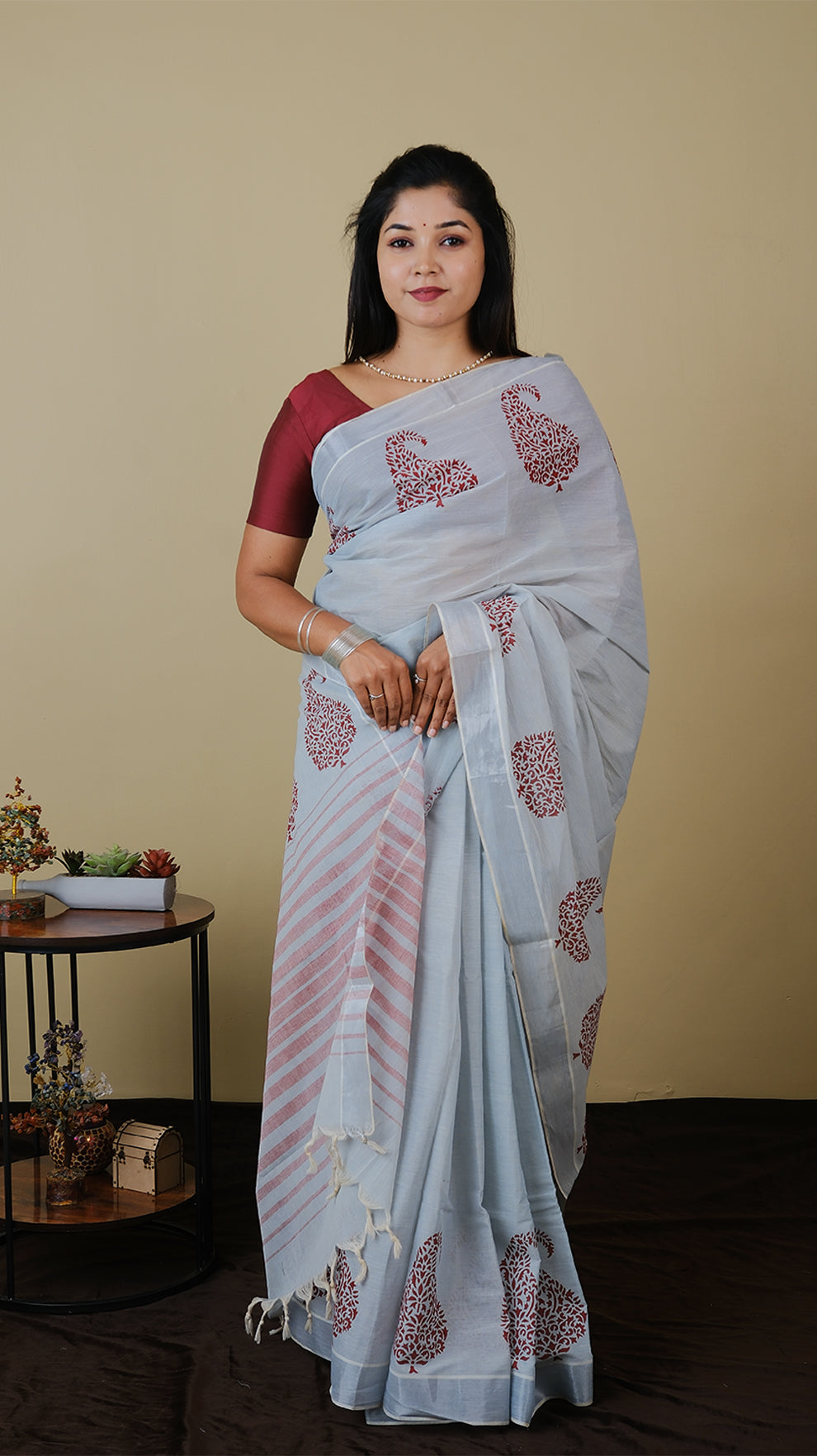 Handloom cotton in silver grey body with silver border and maroon mango motif with maroon stripe pallu - BOOMIKA (30011011)