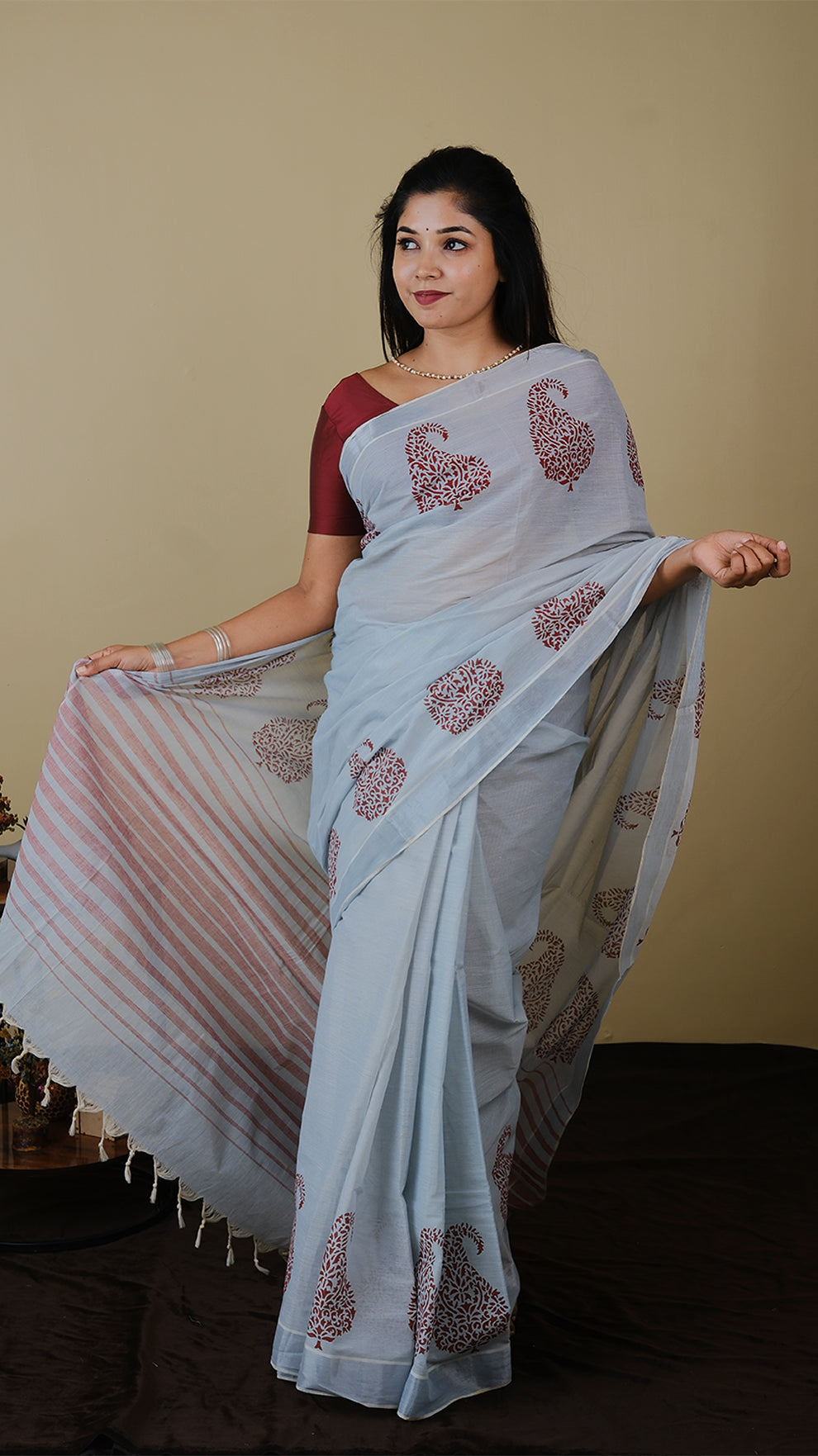 Handloom cotton in silver grey body with silver border and maroon mango motif with maroon stripe pallu - BOOMIKA (30011011)