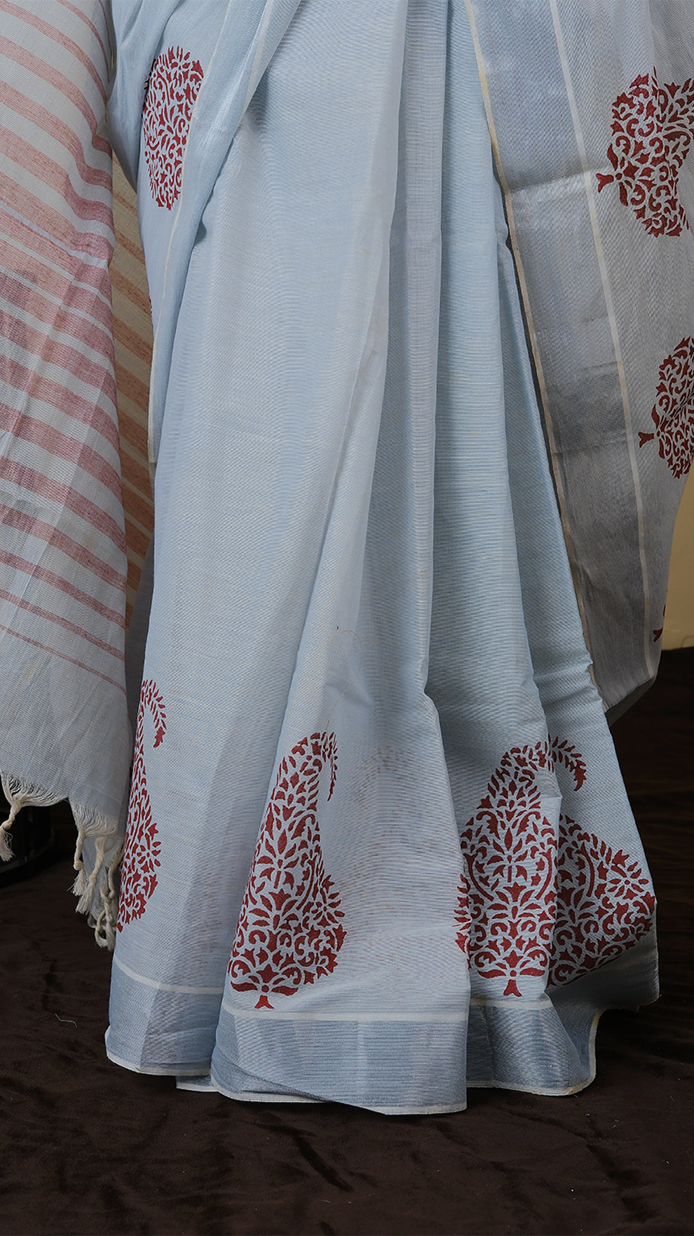 Handloom cotton in silver grey body with silver border and maroon mango motif with maroon stripe pallu - BOOMIKA (30011011)