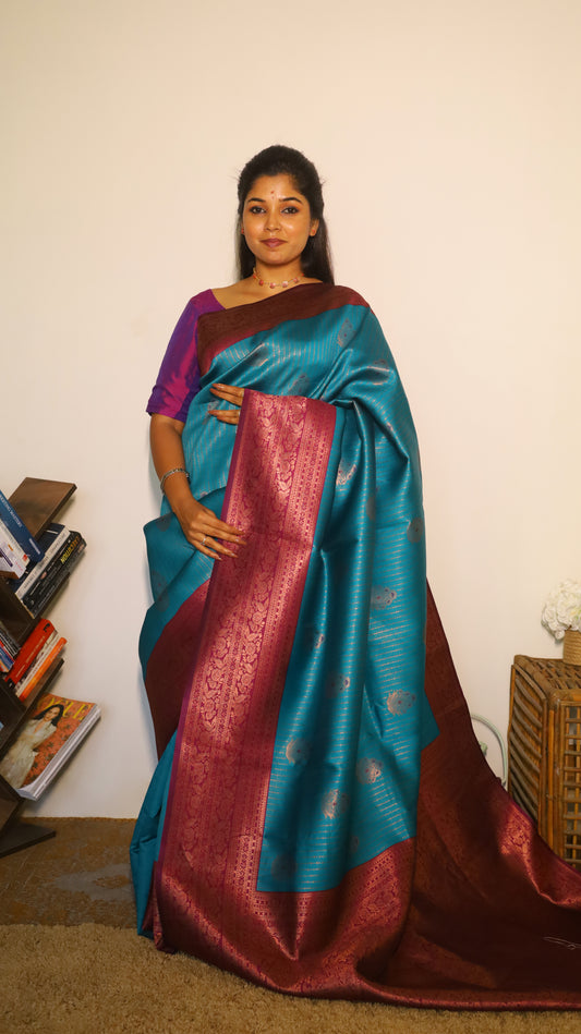 saree with red border